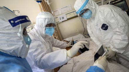 Medizinisches Personal behandelt in einem Krankenhaus in Wuhan einen Patienten, der an dem Coronavirus erkrankt ist.