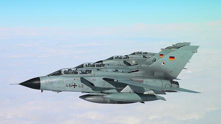 Tornado-Kampfflugzeuge der Bundesluftwaffe fliegen in Formation auf dem Rückflug aus dem Irak. 