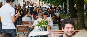 Zahlreiche Gäste sitzen draußen im Restaurant „Simon“ in Berlin Mitte.