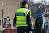 Beamte der Bundespolizei kontrollieren ein französisches Fahrzeug, dass ins saarländischen Grossrosseln fahren will.