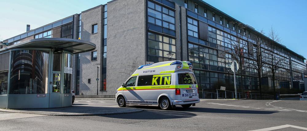 Ein Krankentransport fährt auf das Gelände des Virchow-Klinikums in Berlin-Wedding.