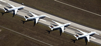 Bodenständig: Passagiermaschinen der Lufthansa stehen auf der gesperrten Landebahn Nordwest des Frankfurter Flughafens. 