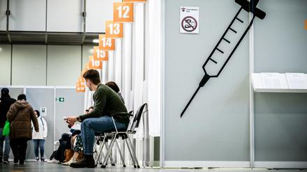 So war das noch vor zwei Jahren: Warten auf die Corona-Impfung in einem Berliner Impfzentrum