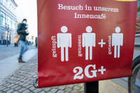 Hinweis auf die 2G-Plus-Regel im Ostseebad Rügen