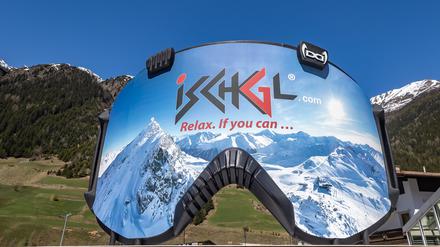 Bloß nicht aufregen. Überdimensionale Skibrille mit dem Logo des Skigebiet „Ischgl“.