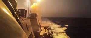 Archivaufnahme des Raketenkreuzers USS Carney, der im Roten Meer im Einsatz ist.