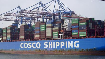 Ein Containerschiff der chinesischen Konzerns Cosco am Hamburger Terminal Tollerort
 