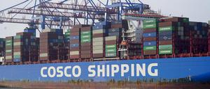 Ein Containerschiff der chinesischen Konzerns Cosco am Hamburger Terminal Tollerort
 
