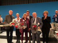Heinz Craatz (zweiter von rechts) wird für 82 Jahre Parteimitgliedschaft geehrt.