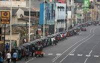 Rikscha-Fahrer stehen am 5. Juli in Colombo Schlange, um knappes Benzin zu kaufen.