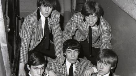 Die Rolling Stones im Oktober 1963 vor einem Konzert im Glasgow Odeon.