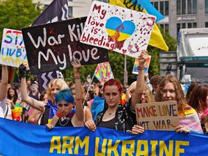 Der Krieg tötet meine Liebe. Beim CSD 2022 wurde gegen den russischen Angriffskrieg auf die Ukraine demonstriert – dieses Mal ebenfalls.