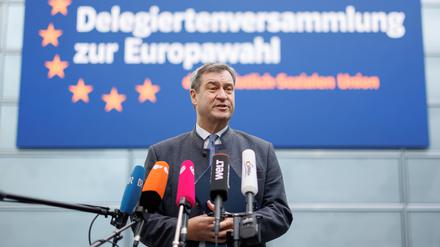 Markus Söder (CSU), Ministerpräsident von Bayern, spricht bei der CSU-Delegiertenversammlung zur Europawahl zu Journalisten.