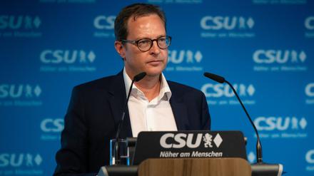 Martin Huber, Generalsekretär der CSU, nimmt in der Parteizentrale nach einer Sitzung des CSU-Vorstands an einer Pressekonferenz teil. 