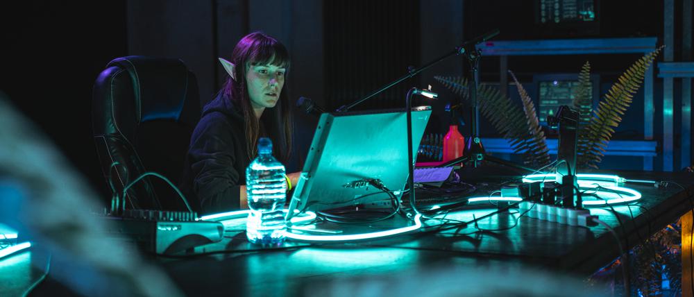 Die polnische Regisseurin Magda Szpecht bei ihrer Performance „Cyber Elf“.