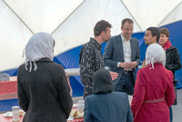 Sozialsenator Mario Czaja (CDU) besucht die als Notunterkünfte gedachten Traglufthallen in Moabit.