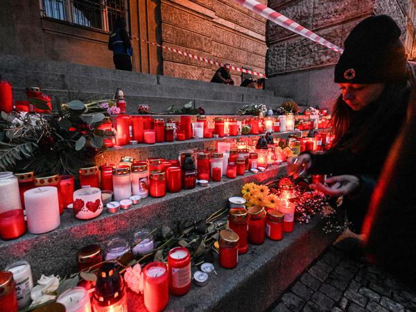 Kerzen für die Opfer: Viele Tschechinnen und Tschechen zündeten eine Kerze im Gedenken an die Toten an.