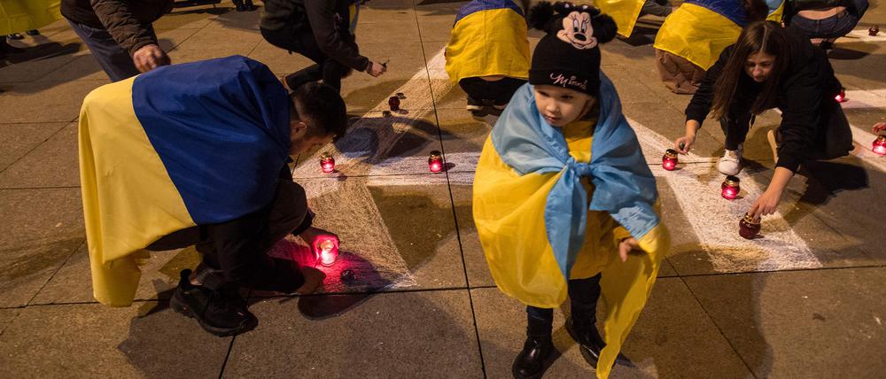 Ukrainische Geflüchtete bei einer Protestaktion gegen Russland im Zentrum von Prag.