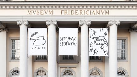 Anti-Kriegs-Zeichnungen von Dan Perjovschi am Museum Fridericianum. 