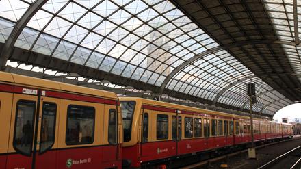 Dreckiges Glasdach im Fern- und S-Bahnhof in Berlin-Spandau. Foto: Thilo Rückeis