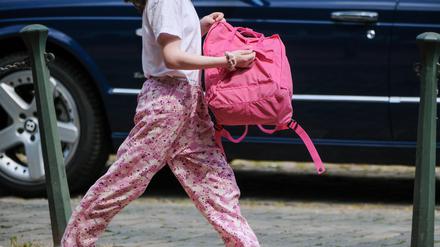 Für den Schulstart sollten Kinder einen Rucksack bekommen, der rückenschonend ist, doch gute Modelle sind teuer. 
