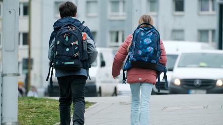 Schulkinder auf dem Weg zur Schule. (Symbolbild)