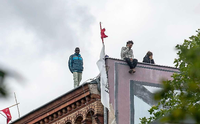 Immer noch sind einige Flüchtlinge samt Unterstützer auf dem Dach der besetzten Gerhart-Hauptmann-Schule.