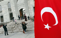 Besucher fotografieren vor einer Moschee in Istanbul.