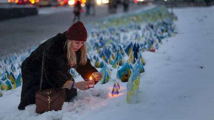  Licht der Hoffnung? Eine Frau auf dem Platz der Unabhängigkeit in Kiew. 