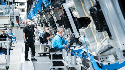 Mitarbeiter von Mercedes-Benz bei der Produktion.