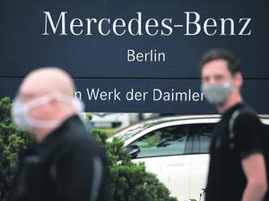 Daimler AG employees arrive to hold a meeting at the Mercedes-Benz Plant at Marienfelde in Berlin, Germany, September 24, 2020. REUTERS/Michele Tantussi