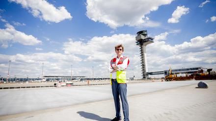 Endlich fertig. Der Flughafenchef vor seinem Werk. Foto: Christoph Soeder/dpa