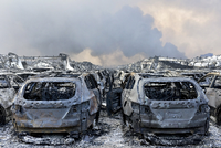 Nach dem Inferno: Die Explosionen zerstörten Autos und Gebäude.