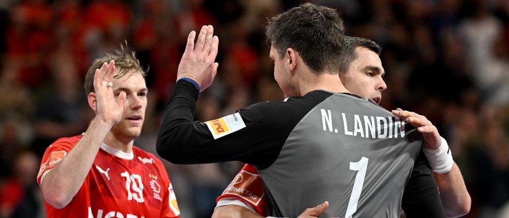 Das dänische Team um Torhüter Niklas Landin und Mathias Gidsel (links) ist im Halbfinale gegen Deutschland klar favorisiert.
