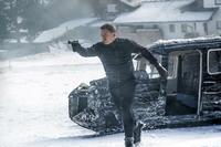 Daniel Craig als James Bond in einer Szene des Kinofilms "Spectre" in Obertilliach. Zum Dreh kam er per Helikopter. Der Film kommt am 5. November 2015 in die deutschen Kinos.