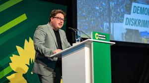 Daniel Eliasson (26) ist stellvertretender Fraktionsvorsitzender von Bündnis 90/Die Grünen in Steglitz-Zehlendorf. Er ist massiven Bedrohungen und antisemitischer Hetze ausgesetzt.© Santiago Rodriguez