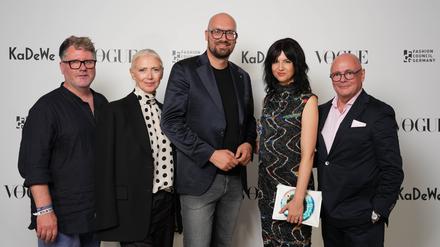 Scott Lipinski und Christiane Arp vom Fashion Council Germany, Wirtschaftsstaatssekretär Michael Biel, Kerstin Weng von der Vogue und der Chef der KaDeWe-Gruppe André Maeder.