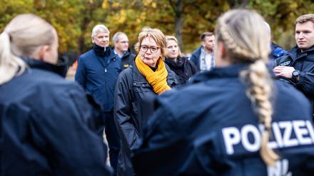 Daniela Behrens (SPD, M) traf sich am Rande des Spiels Hannover gegen Braunschweig mit Polizeikräften. 