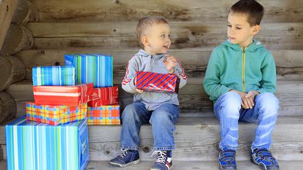 Bunte Boxen. Muss das andere Kind jetzt auch mit einem Geschenk getröstet werden?  Oder reicht es, den Frust zu begleiten?