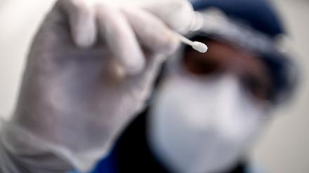 Ein Arzt hält ein Teststäbchen für die Entnahme einer Probe für einen PCR-Test in der Hand. Auf eine mögliche neue Pandemie sei die Welt nicht ausreichend vorbereitet, warnt die Organisation GPMB. (Archivfoto)