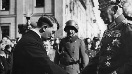 Das Foto von Theo Eisenhart gewann ikonografische Bedeutung, zeigt aber nur, wie sich Hitler nach dem Staatsakt in der Potsdamer Garnisonkirche von Hindenburg verabschiedet.