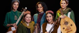 Die Musikerinnen des iranischen Mahbanoo-Ensembles. Links im Bild die Tar-Spielerin Shiva Ahmadisepehr.