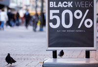"Black Week 50%" steht auf einem Aufsteller vor einem Geschäft auf der Hohe Straße.