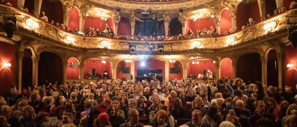 Das Publikum ist zurück: Das große Haus des Berliner Ensembles im Winter 2022. Credit: Moritz Haase.