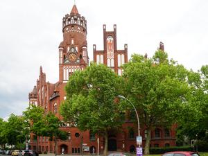 Das Rathaus Schmargendorf nutzen unter anderem die Musikschule und das Standesamt Charlottenburg-Wilmersdorf.