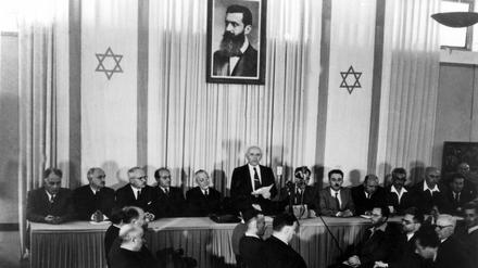 Am 14. Mai 1948 verkündet David Ben Gurion im Dizengoff-Museum in Tel Aviv unter dem Bild Theodor Herzls stehend die Gründung des Staates Israel. Auf dem Foto verliest er die Unabhängigkeitserklärung Israels vor der verfassunggebenden Versammlung im Museum von Tel Aviv.