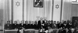 Am 14. Mai 1948 verkündet David Ben Gurion im Dizengoff-Museum in Tel Aviv unter dem Bild Theodor Herzls stehend die Gründung des Staates Israel. Auf dem Foto verliest er die Unabhängigkeitserklärung Israels vor der verfassunggebenden Versammlung im Museum von Tel Aviv.