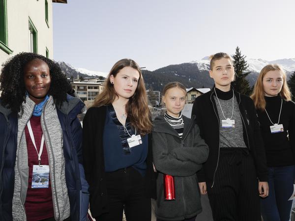 Vanessa Nakate und Luisa Neubauer gemeinsam mit der Schwedin Greta Thunberg und anderen Aktivistinnen beim Weltwirtschaftsforum im Januar 2020 in Davos. Für Empörung sorgte damals, dass Nakate nachträglich aus dem Agenturfoto herausgeschnitten wurde.