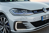 Der E-Golf kostet in der Grundversion 35.900 Euro; der Golf GTE startet bei 36.900 Euro.