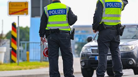 Beamte der Bundespolizei stehen bei der Einreise nach Deutschland am deutsch-polnischen Grenzübergang Stadtbrücke in Frankfurt (Oder). 